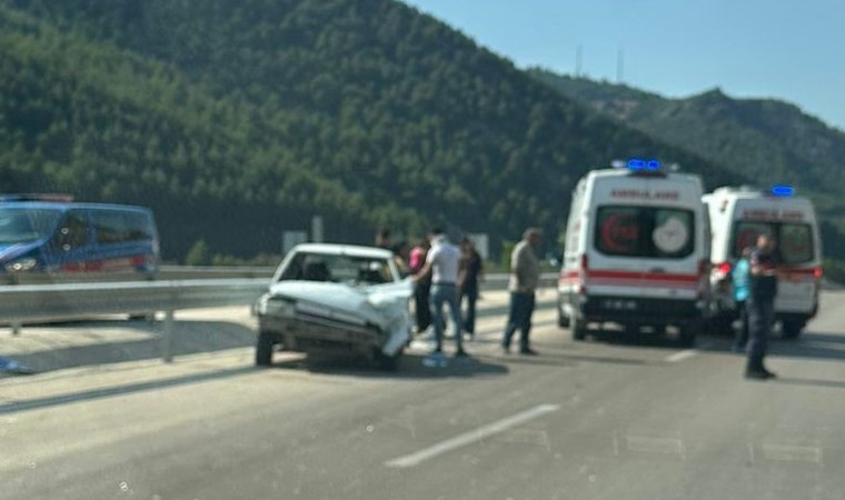 Isparta’da otomobil bariyerlere çarptı: 1’i bebek 4 yaralı