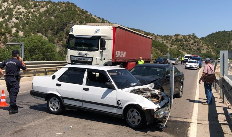 Amasya’da 2 otomobil çarpıştı: 1’i çocuk 3 yaralı