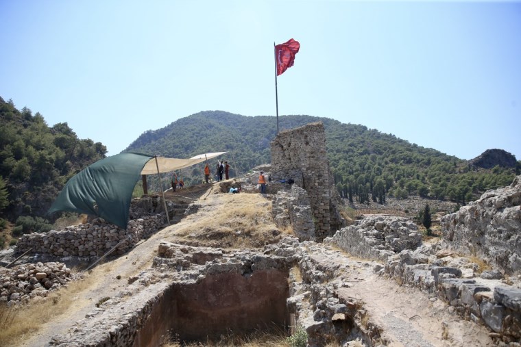 Fethiye Kalesi kazısında heykel başı bulundu