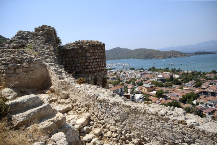 Fethiye Kalesi kazısında heykel başı bulundu