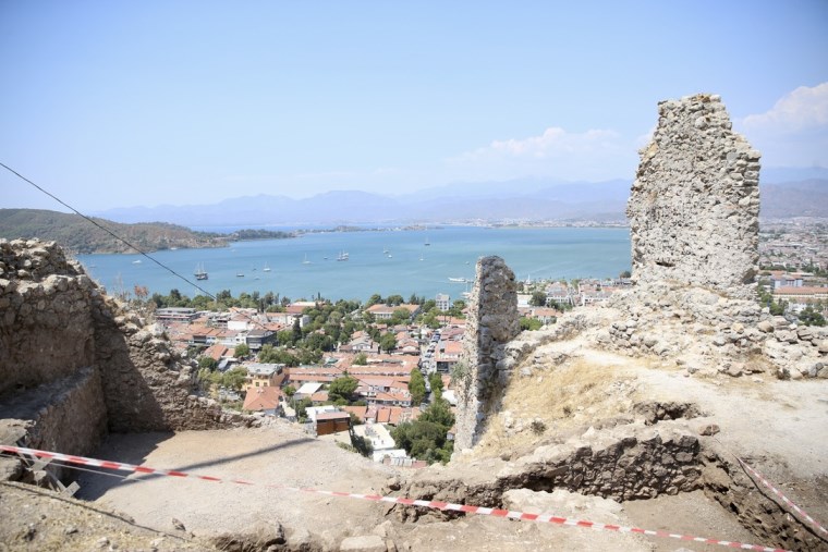 Fethiye Kalesi kazısında heykel başı bulundu