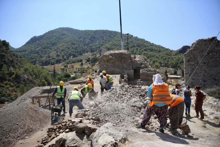 Fethiye Kalesi kazısında heykel başı bulundu