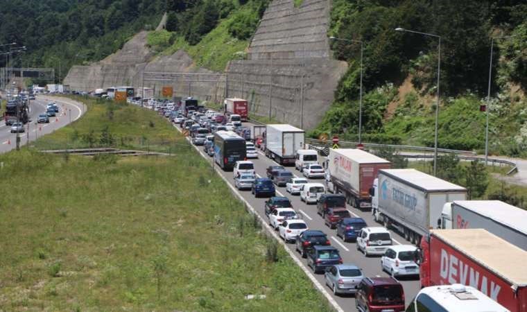 Bolu Dağı'nda kontrolden çıkan kum yüklü tır karşı şeride geçti: 2 ölü, 2 yaralı