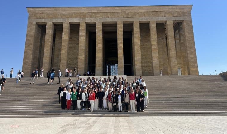 CHP Kadın Kolları Genel Başkanı Asu Kaya, 81 ilin başkanlarıyla Anıtkabir’i ziyaret etti...