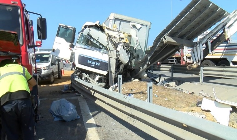 İstanbul'da korkunç kaza: Çekmeköy'de refüje çarpan TIR'ın şoförü hayatını kaybetti