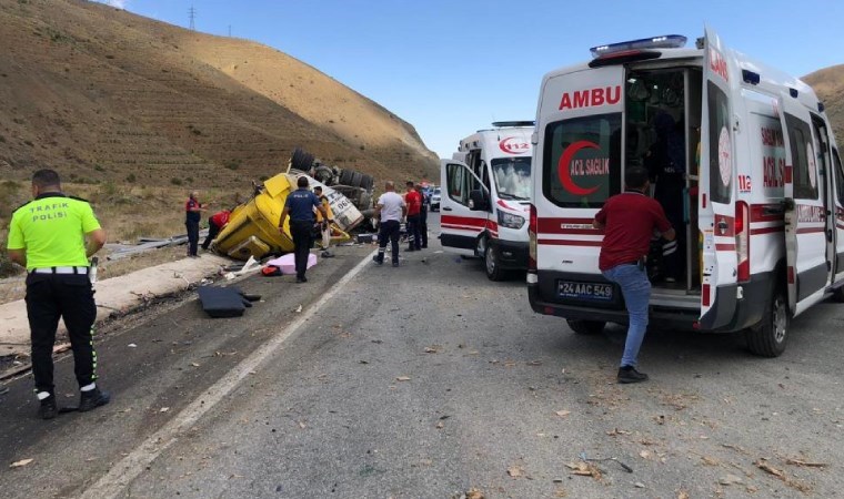 Erzincan’da TIR ile otomobil çarpıştı: 4 ölü, 2 yaralı