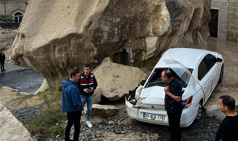 Kapadokya'yı sel vurdu: Kopan kayalar 3 araçta hasara neden oldu