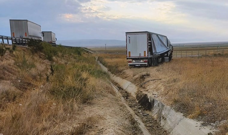 Konya’da yoldan çıkan TIR tarlaya girdi: 1 yaralı