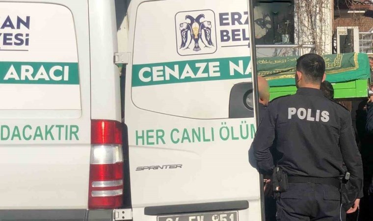 Trafik kazasında hayatını kaybeden polis memuru ve ailesinin cenazesi toprağa verildi