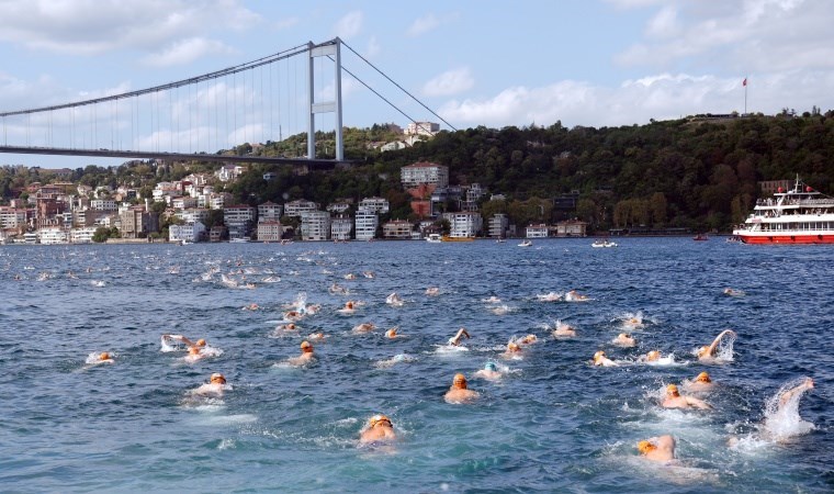 İstanbul Boğazı'nda 2 bin 800 sporcu kulaç attı: Rus ve Çinli yüzücüler boğulma tehlikesi atlattı!