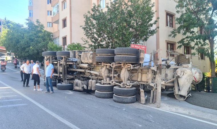 Kartal’da virajı alamayan beton mikseri yan yattı: 2 yaralı