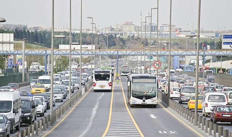 Yenibosna metrobüs durağı üst geçit çalışmaları dolayısıyla D-100 karayolu trafiğe kapatılacak