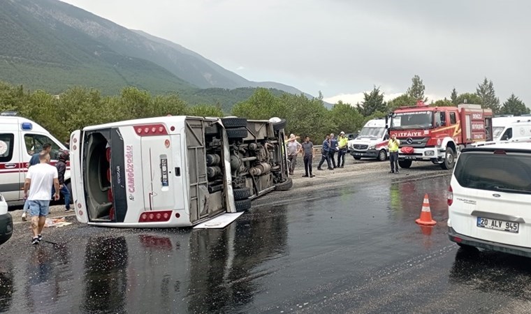 Düğün yolunda feci kaza... Midibüs devrildi: Çok sayıda yaralı var!