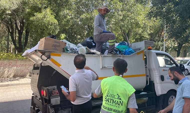 'Kötü koku' harekete geçirdi: Evinden 20 ton çöp çıktı