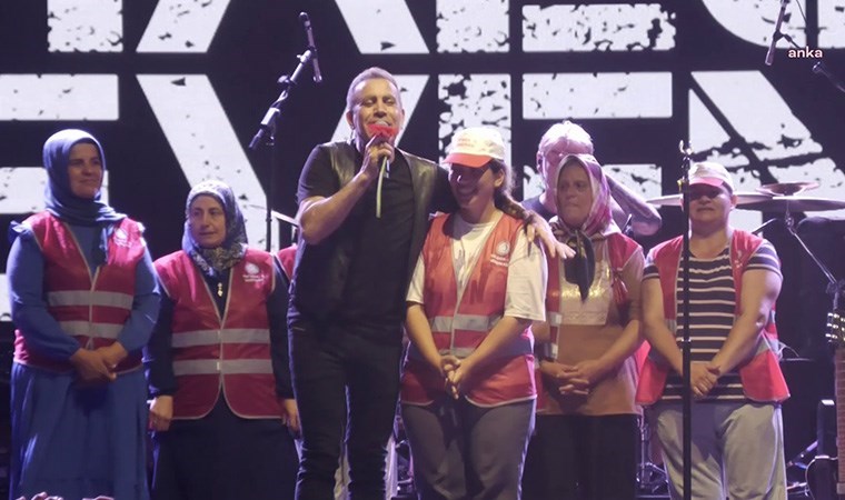 Haluk Levent sahneye Polonez işçileriyle çıktı