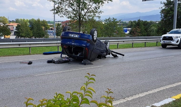 Kontrolden çıkan araç, bariyerlere çarparak ters döndü: 1 yaralı