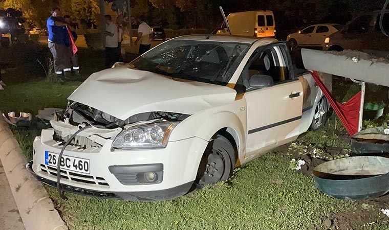 Eskişehir'de otomobil aydınlatma direğine çarptı: 3 yaralı