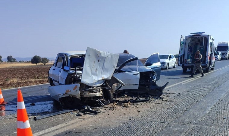 Gaziantep'te 2 otomobil çarpıştı: 1'i çocuk 3 yaralı