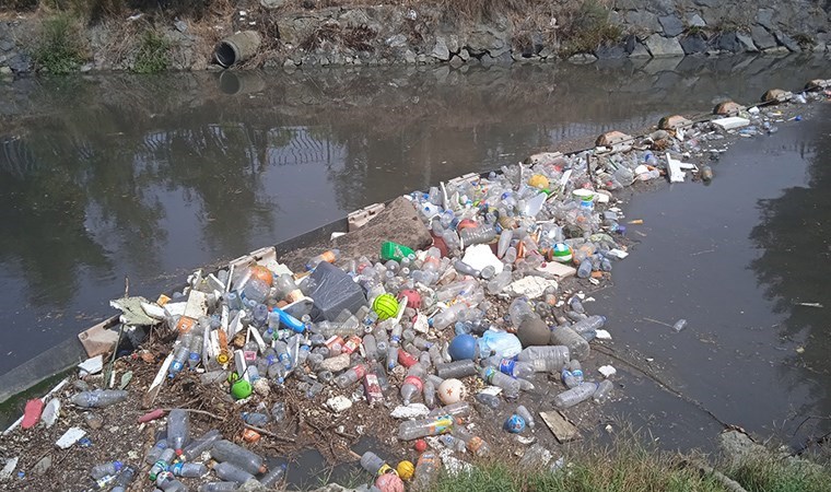 Kadıköy ve Beykoz'da şiddetli yağış sonrası derelerde çöp yığınları oluştu