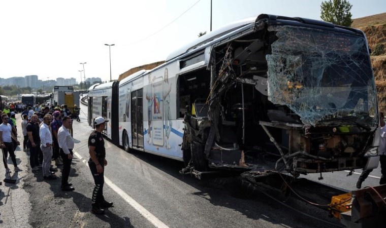 İki metrobüsün çarpışma anına ait görüntüler ortaya çıktı