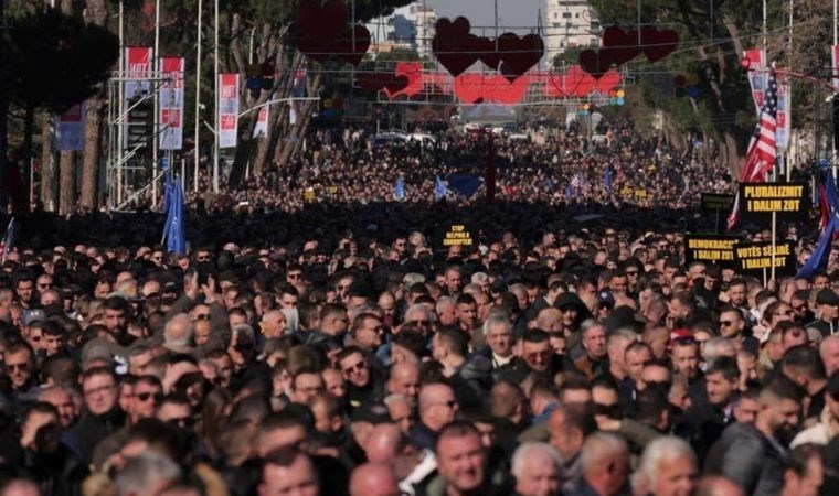 Tiran'da yolsuzluk rüzgarı: Belediye başkanına istifa çağrıları büyüyor