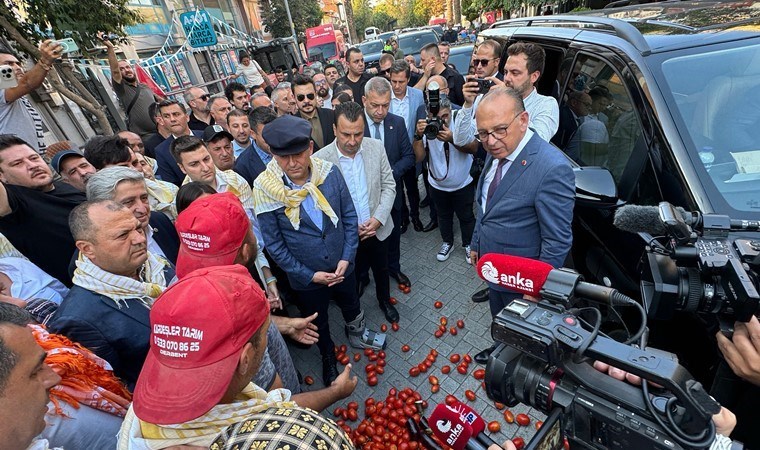 Manisalı çiftçiler CHP lideri Özel'in önüne domates döktü: ‘Bizi kurtaracak olan siz varsınız, seçimi hızlandıralım’