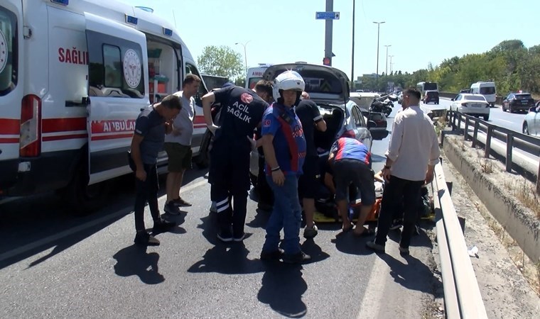 Bakırköy'de iki otomobil çarpıştı: Trafik durma noktasına geldi!