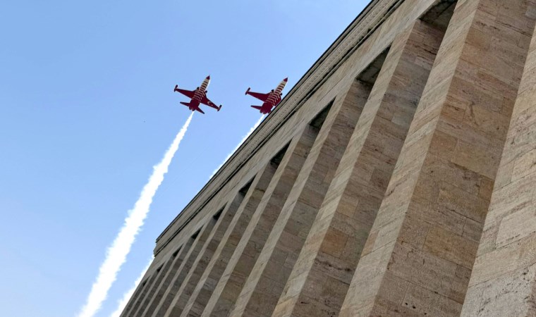 Türk Yıldızları'ndan Anıtkabir'de 'Ata'ya saygı' uçuşu: İşte o kareler...