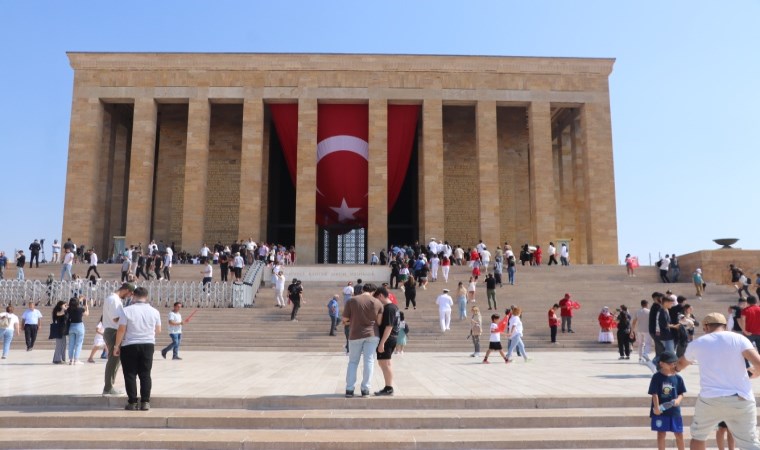 Türk Yıldızları'ndan Anıtkabir'de 'Ata'ya saygı' uçuşu: İşte o kareler...