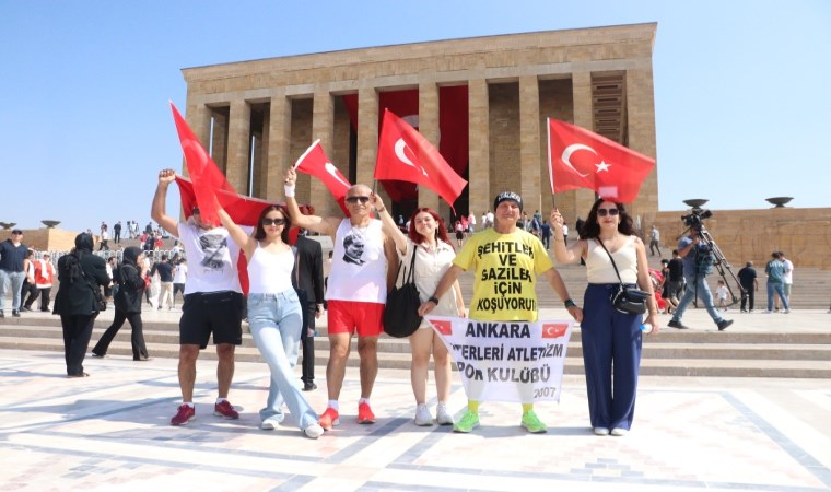 Türk Yıldızları'ndan Anıtkabir'de 'Ata'ya saygı' uçuşu: İşte o kareler...