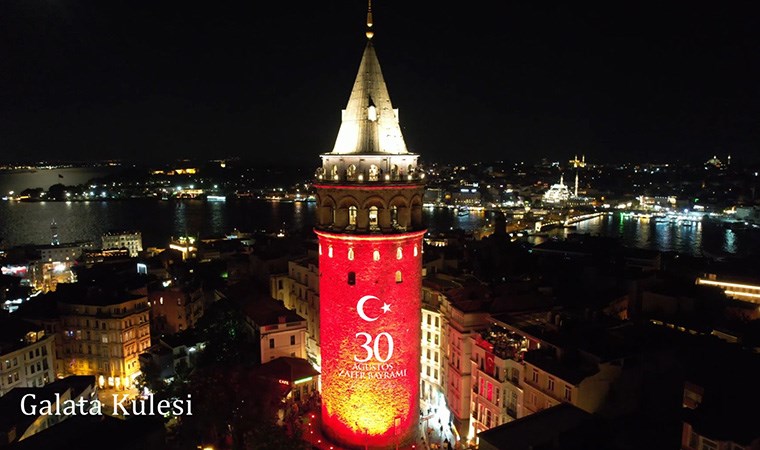 İstanbul'da tarihi mekanlara 'Zafer Bayramı' ışıklandırması