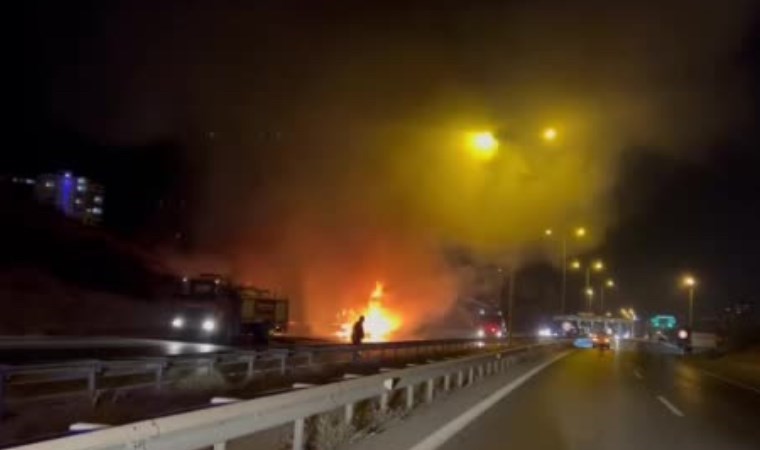 Gişe çıkışında çarpışan TIR'lar alev aldı: 1 ölü, 1 yaralı!