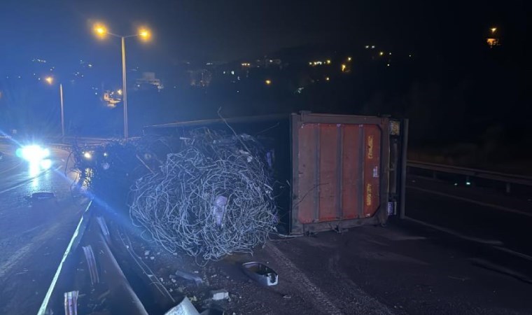 Hatay’da demir yüklü TIR devrildi: 1 yaralı