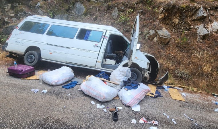 Alanya'da freni boşalan minibüs kayaya çarpıp devrildi: 3'ü çocuk 6 yaralı