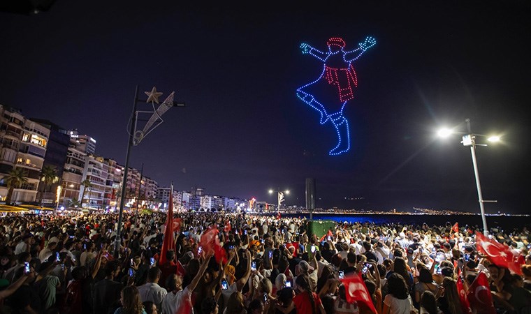 İzmir'de görsel şölen: 500 dron Körfez’de unutulmaz anlar yaşattı