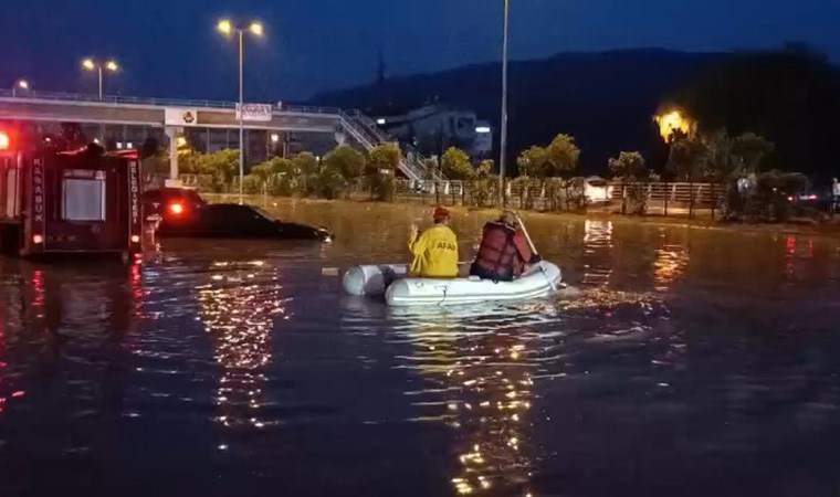 Karabük'te sel felaketi: Mahsur kalan yurttaşlar botlarla kurtarıldı