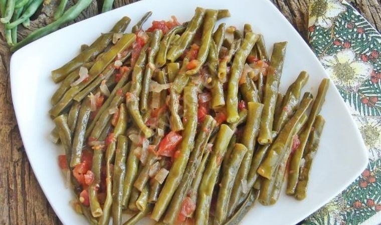 Yaz sofralarına çok yakışan hafif ve ferahlatıcı lezzet: Börülce kavurması tarifi...