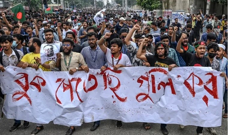 Bangladeş'te protestolar istifa getirdi: Siyasi krizin eşiğindeki ülkede neler oluyor?