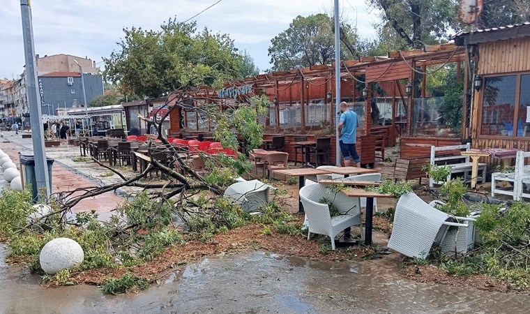 Tekirdağ'da sağanak ve kuvvetli rüzgar: Ağaçlar devrildi, çatılar uçtu!