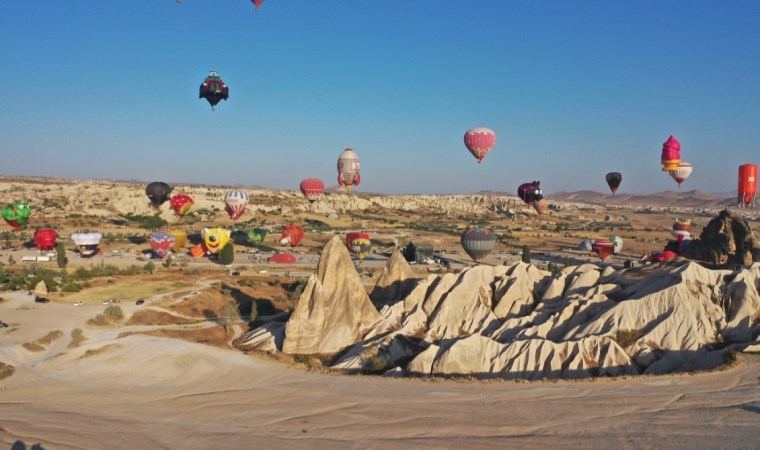 Kapadokya'da görsel şölen... 18 ülkenin figürlü sıcak hava balonu havalandı