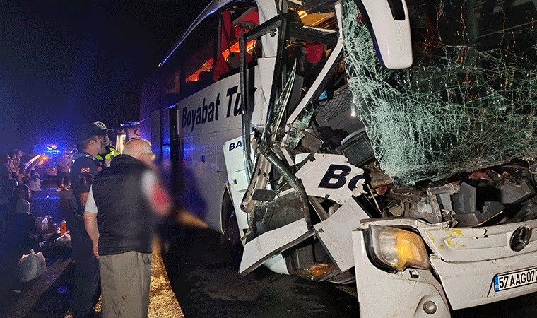 Düzce'de yolcu otobüsü, TIR'a çarptı: Çok sayıda yaralı var!