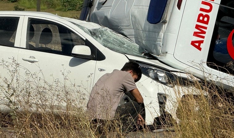 Arnavutköy'de otomobil ile ambulans çarpıştı!