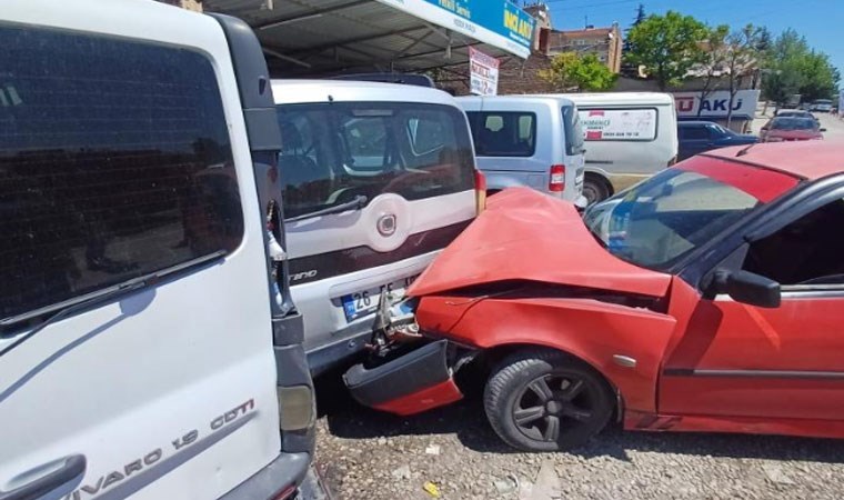 Eskişehir'de faciadan dönüldü! Süratli otomobil, araçların arasına daldı