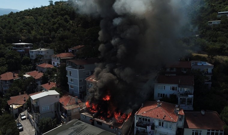 Bursa’da 3 katlı binada yangın!