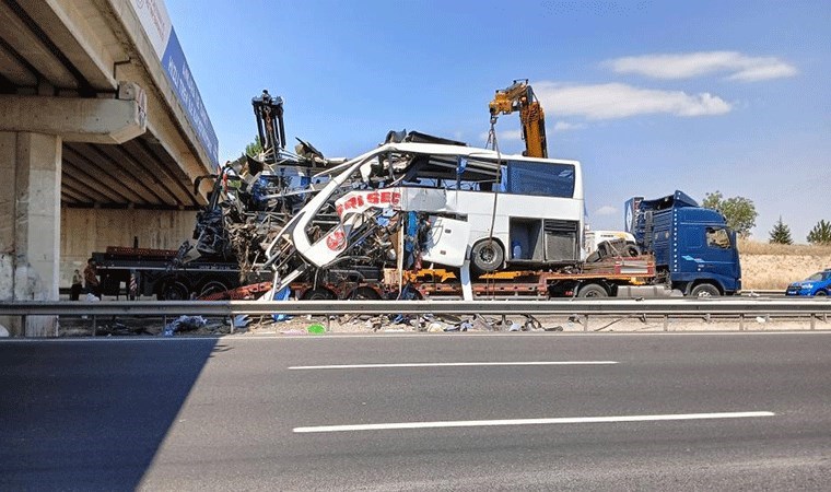 Ankara’da feci kazada hurdaya dönen otobüs yoldan kaldırıldı, trafik akışı normale döndü