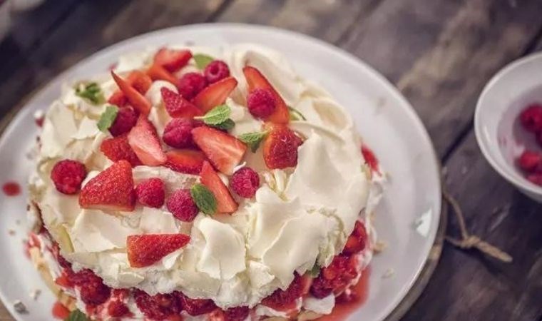 Hafifliği ve pratikliğiyle favoriniz olacak enfes lezzet: Pavlova tatlısı tarifi