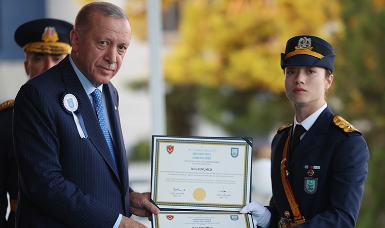 TSK tarihinde bir ilk: Kız öğrenciler birincilikle bitirdi