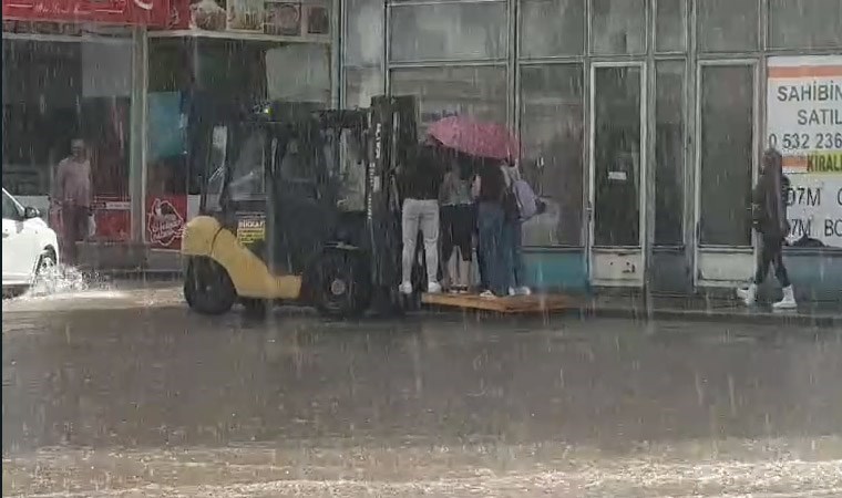 Isparta'da mahsur kalan yurttaşlar forkliftle taşındı