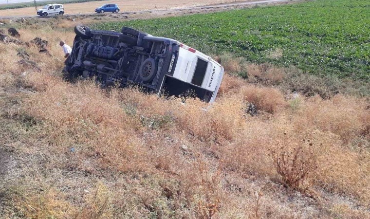 Öğretmen servisi şarampole devrildi: 10 yaralı