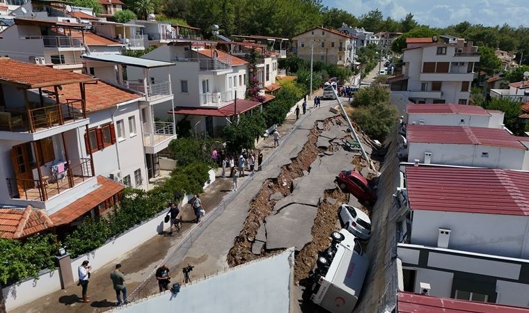 İzmir'i yaz sağanağı vurdu: İstinat duvarı çöktü, araçlar çukura düştü